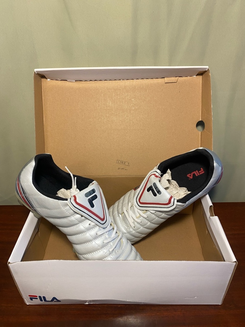 Fila Soundwave Mens Soccer Shoes/Boots White /Metallic Silver /Pewter Sz 13 NWT
